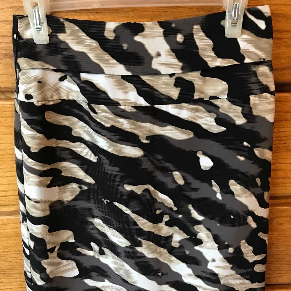 Worthington black/gray/tan/white petite skirt